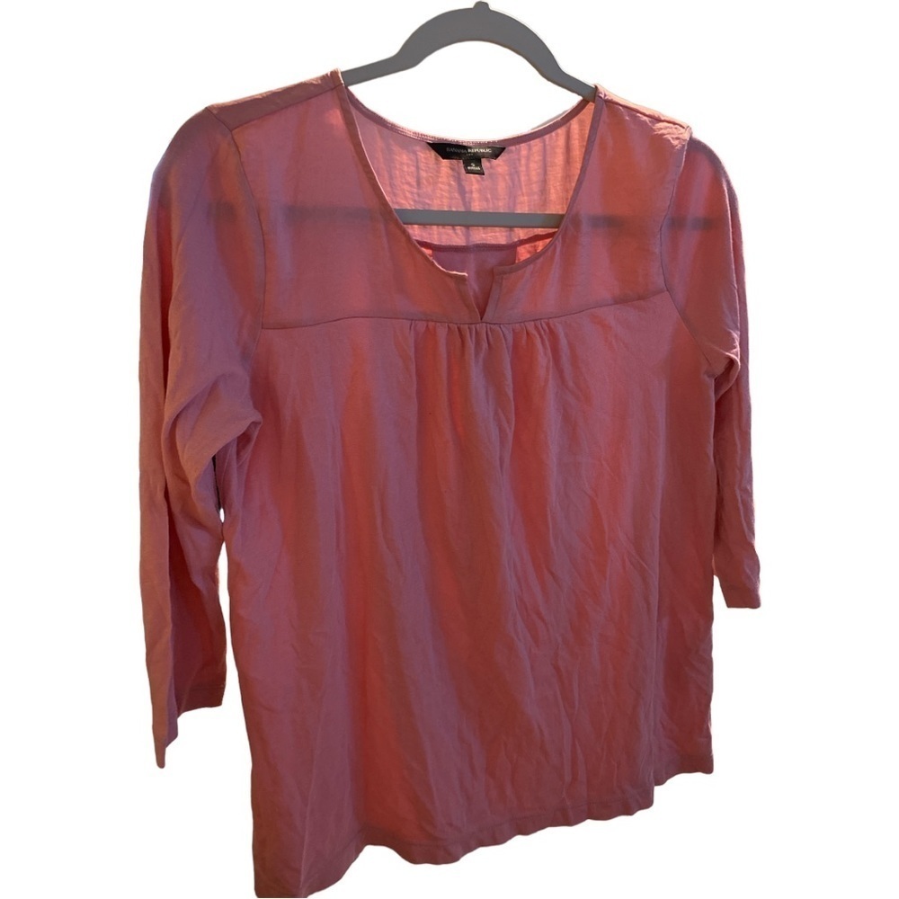 𝅺BANANA Republic pink soft shirt size S